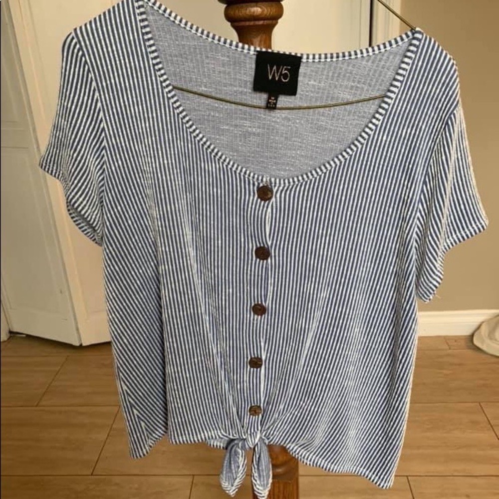 Short Sleeve Top With Button and Tie Detail